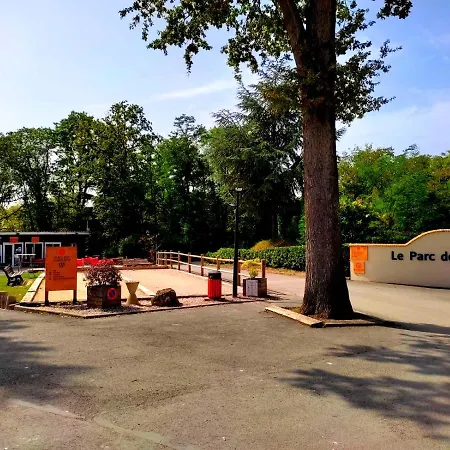 Mobil Pres De L'entree Et De La Piscine Campsite
