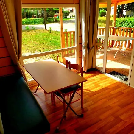 Campsite Mobil Pres De L'entree Et De La Piscine